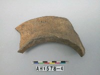 藏品(灰褐色夾砂陶口緣殘件)的圖片